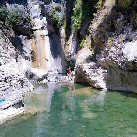 όμορφο στην κεντρική πλατεία του χωριού *